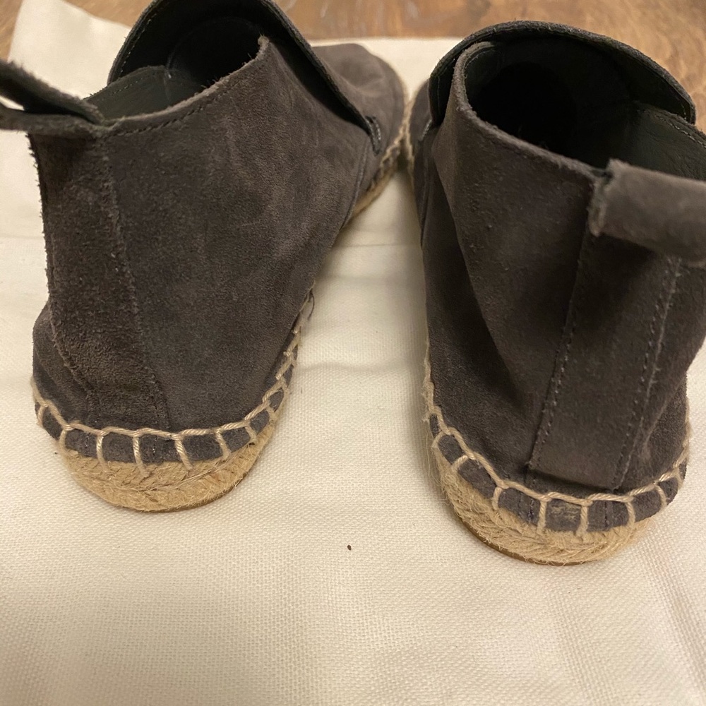 💜Vince Camuto gray suede booties size 6